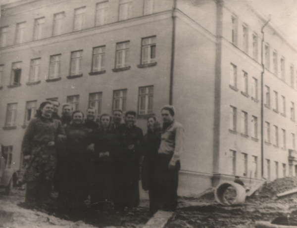 024.-.mokyklos.statymas.1956-1957.png